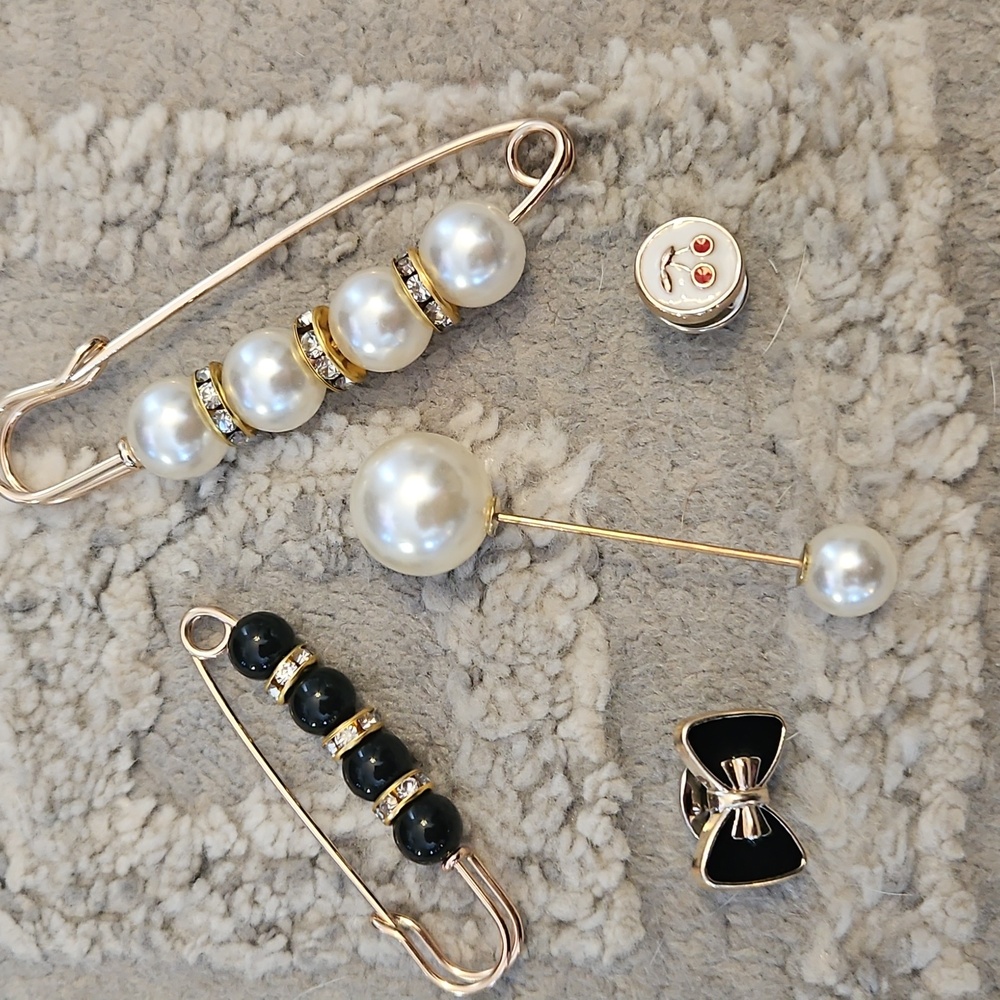 5 NEW PINS PEARL, BLACK AND CHERRIES